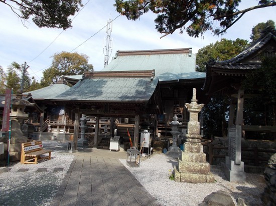 禅師峰寺の境内。正面に本堂、左手に大師堂がある。