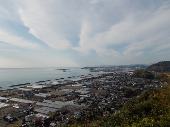 境内からの眺め。土佐湾が一望できる。海岸線の先には桂浜があると思われる。