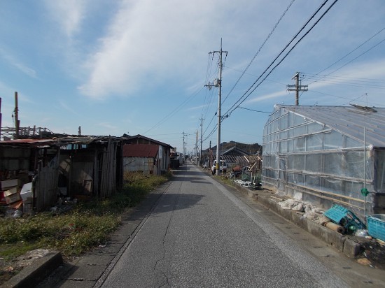 真っ直ぐな遍路道を歩く。