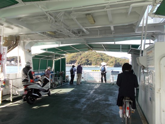 12:10の高知県営フェリーに乗船する。この船の乗客は多くはないが、地元の足となっていることが伺える。