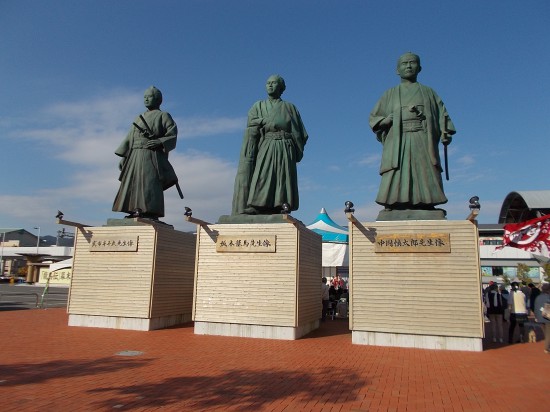 高知駅前にそびえる三志士像。左から、武市半平太、坂本龍馬、中岡慎太郎。