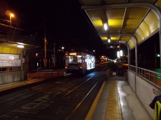 6:20高知市路面電車の桟橋駅だけが明かりを灯している。