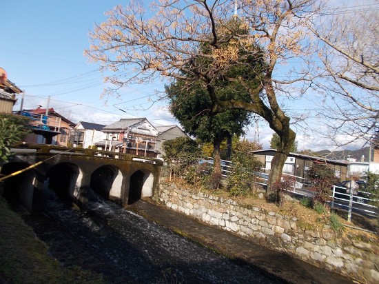 遍路道で涼月橋を渡る。承応元年（1648年）に架けられ、明治30年に石造りになったようである。