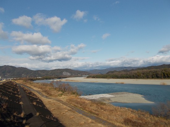 10:00頃、仁淀川の堤防を歩く。遠くの山の中腹に青龍寺が見える。