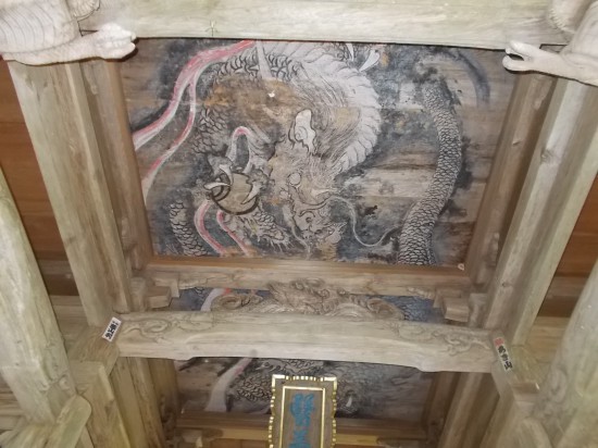 山門の天井画に見とれる。明治33年に楼門が建立された時の久保南窓の画である。