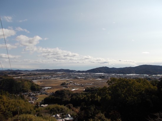 境内から土佐市街を望む。空には、くっきりとクラウドストリートが見え、風の流れが分かる。