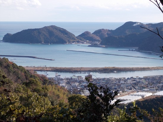 塚地峠付近から望む宇佐湾。山中で突然現れる太平洋には感動する。