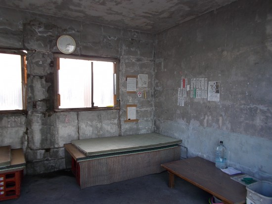 ヘンロ休憩所には、畳1枚のベットが2つ置かれていた。入口には、宿泊可と書かれていた。