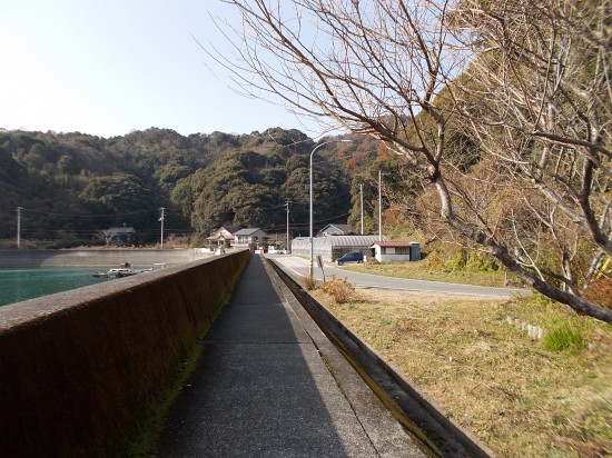 10:50頃、防波堤防の遍路道をのんびり歩く。透き通った海の水。香しい海の匂いがする。歩いて気持ちが良い。