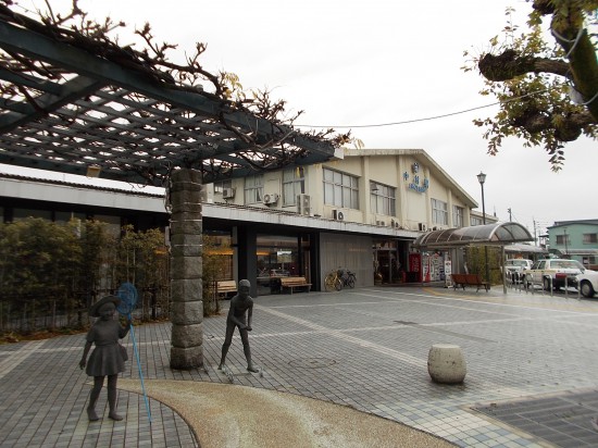 11:30土佐くろしお鉄道中村駅に到着する。次の特急列車まで２時間の待ち時間があるので四万十市内を散策した。