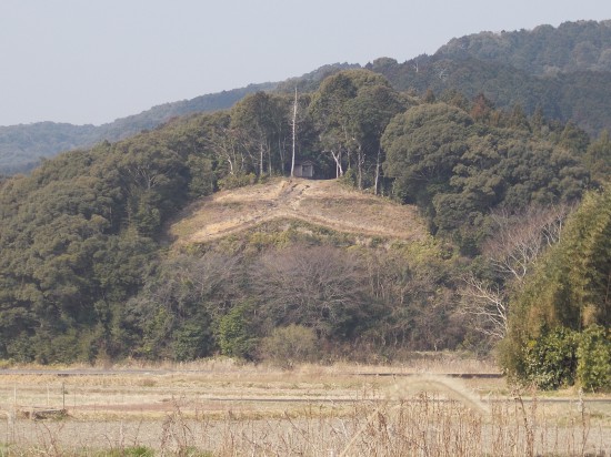 10:30大文字山を見ながら遍路道を歩く。500年ほど前、前関白が、京の戦乱を避けて家領の中村に下向し、京を思い始めたと伝えられている。