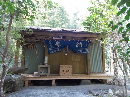 12:40真念庵を参拝する。天和年間（1680年頃）に寺間の長い３７番札所岩本寺、３８番札所金剛福寺、３９番札所延光寺の三寺の中間地点に建てられたものである。宿や荷物置き場に利用されていたとのことだ。