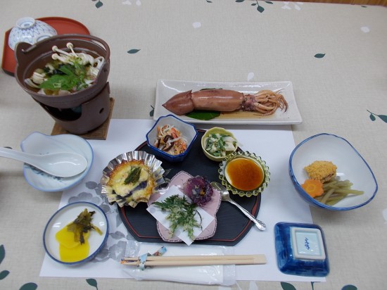 民宿の夕食。料理旅館といった雰囲気である。民宿名物のイカの丸煮は、柔らかく、ほろ苦く酒の肴に良かった。