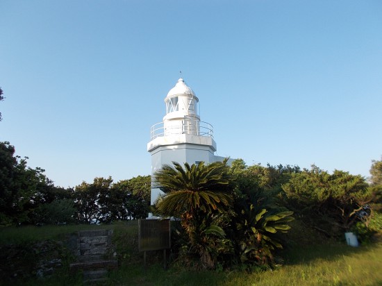 叶崎灯台近くの民宿に泊まった。明治44年8月20日足摺岬より先に設置された灯台である。
