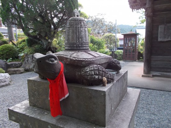 延光寺の山門をくぐると梵鐘を背負った赤亀の像があった。山号の赤亀山に由来する言い伝えがある。