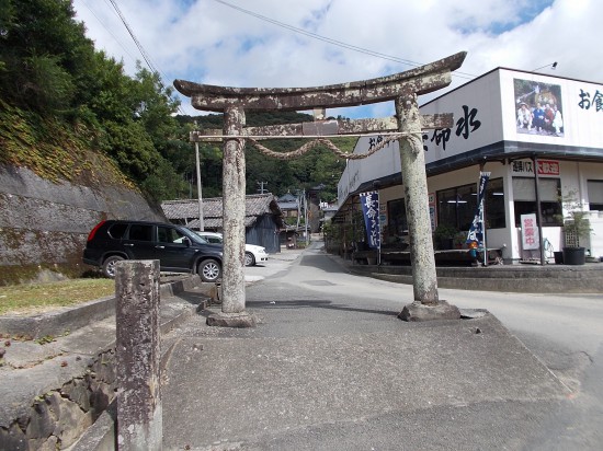 9:10頃、鳥居のある参道を歩く。「三間のお稲荷さん」である。