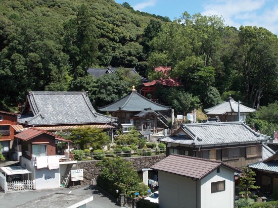 遍路道から眺める龍光寺