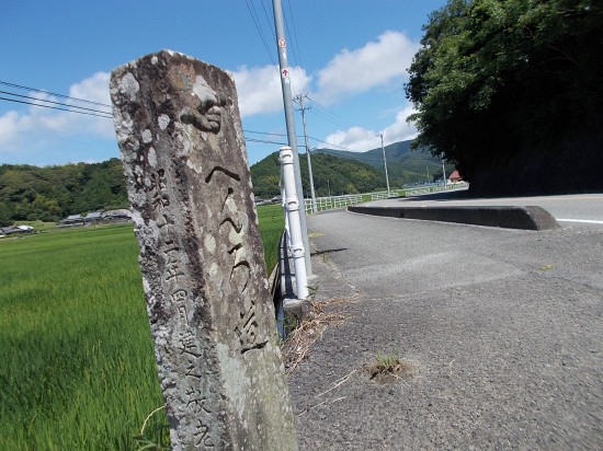 県道に出て歩く。