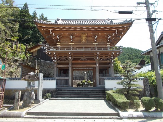 11:00第42番札所佛木寺の山門に辿り着いた。山門の正面にお大師の像が迎えてくれた。