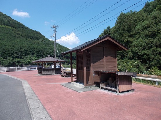 歯長地蔵と遍路の墓。近くの休憩所で30分休憩。