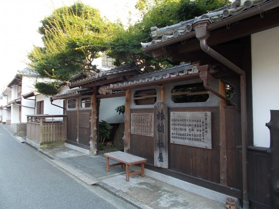 この日の宿とした松屋旅館は、古い町並みの一角をなす情緒あふれる旅館である。江戸中期に創業し、当時から守ってきた糠床による「お漬物」が有名である。