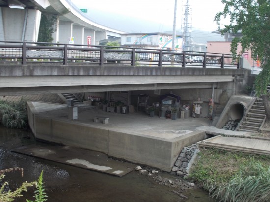 弘法大師が巡錫中、この小川に架かる橋の下で野宿したという霊場である。霊場十夜ヶ橋は、野宿修行道場になっている。納経所でゴザを借りられるようだ。