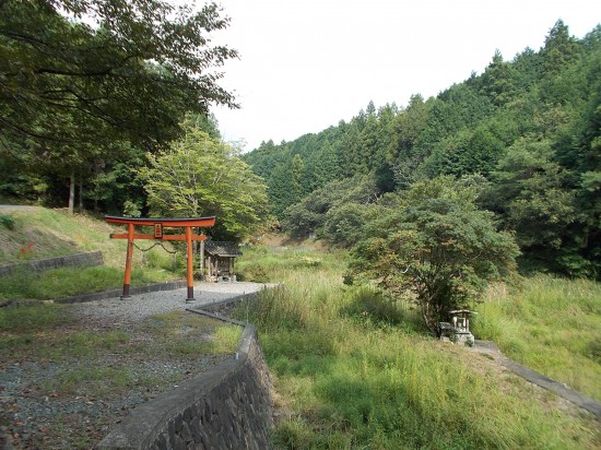 曽我十郎神社、手前は、五郎の祠である。