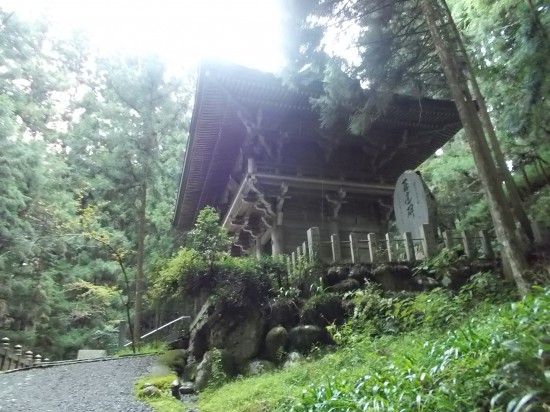 大寶寺の山門（仁王門）駐車場の下にあるため参拝者はいない。