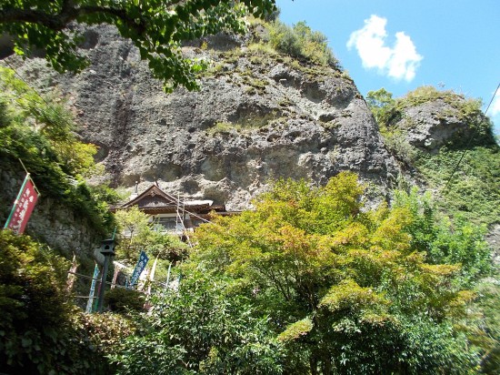 垂直な礫岩峰の中にある岩屋寺