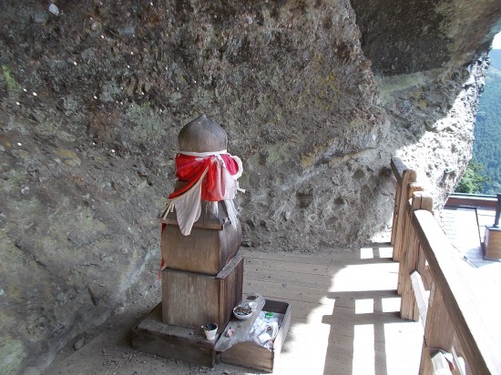 岩場の階段を上ると法華仙人行場跡がある。