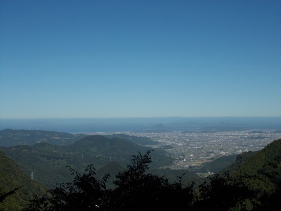 三坂峠からの下り道から松山市街を望む。遠くには瀬戸内海が見える絶景である。