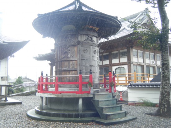 これが、歓喜天のお堂です。　ん・・・香川のお寺にもあったけど、丸くなかったなぁ。