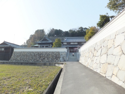 泰山寺に到着・・・・この、左の方に奥の院の案内が。