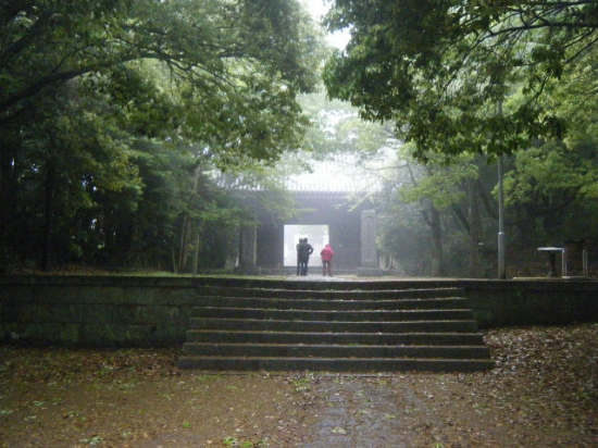 山門に到着。 霧が濃くて門から先が見えない・・・・。 