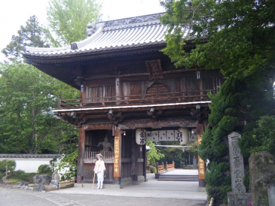 霊山寺の門・・・・この門の前に立つと、気持ちもリセットします。