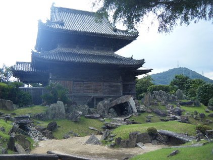 名勝 阿波国分寺庭園です。　写真に撮っても、バランス・・・良い感じがします。　