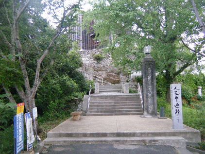 常楽寺に到着。　と、同時に雨が降り出した。