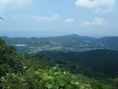 吉野川まで見える。　それだけ急な道を登ってきたということだ。　疲れたけど、景色は悪くない。