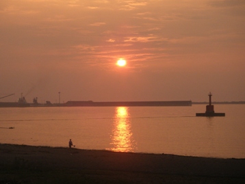 朝陽も海から・・・・滅多に見られない光景。