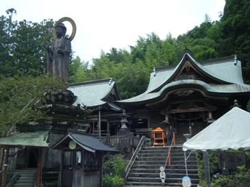 清瀧寺　本堂前でございます。