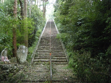 長い階段を下りて山門へ・・・・思ったより長い。