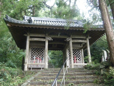 初めて清瀧寺の山門前に。 まだまだ見てない遍路のこと、沢山あるなぁ～。