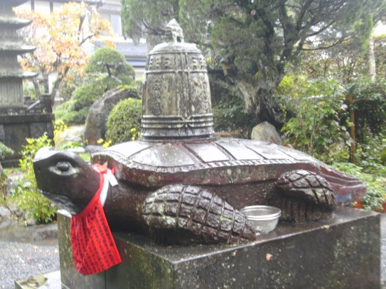 山号の由来となった延光寺の赤亀の石像