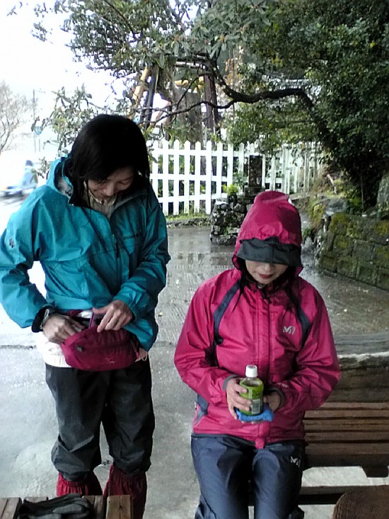 やっと着いた雪椿のへんろ小舎。ここで少し休む。