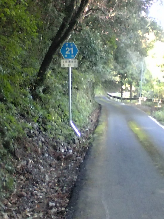 清流「下の加江川」に沿って県道21号線を三原村へ進む。