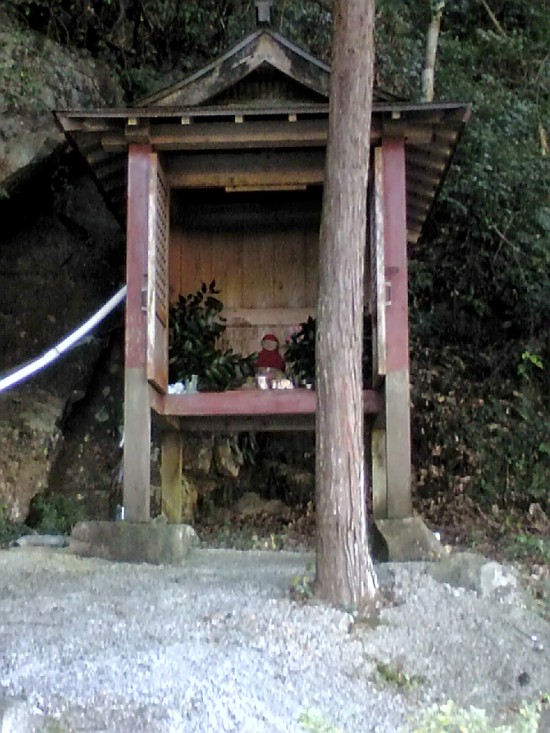 姥瀧権現の祠。応仁の昔、一条公の息女椿姫がさらわれて、滝に身を投げた姥をお祭りした祠。