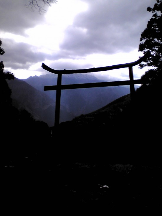 石鎚山の発心の門といわれる鉄の鳥居。山頂はもううっすらと雪化粧だ。