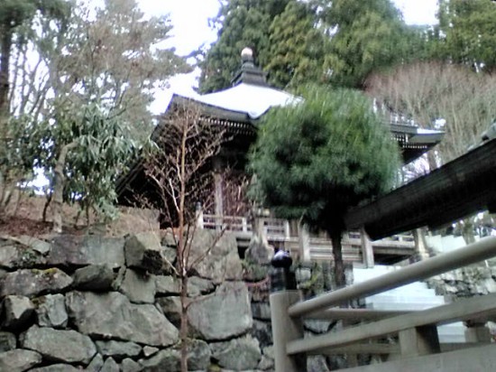 雲辺寺の御廟。高野山や太龍寺と同じように大師堂の奥にあります。靴を脱いで上がって奥で拝んでください。