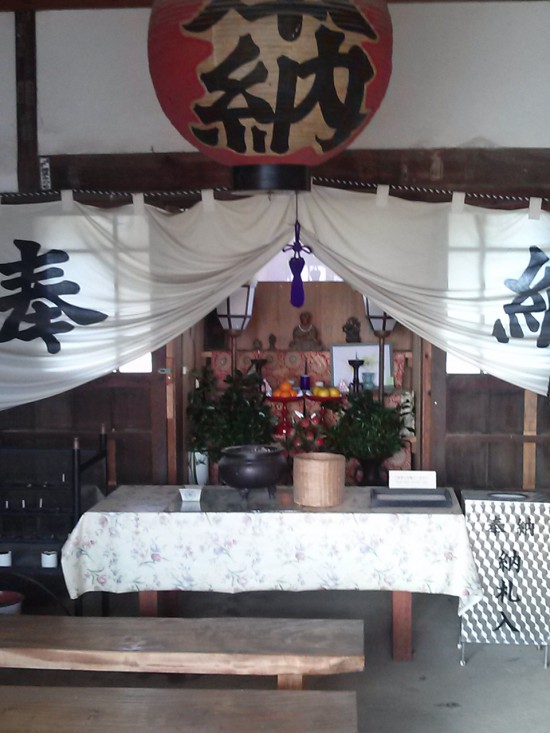衛門三郎ゆかりの札始大師堂の内部。ここが納札の最初と言われている。