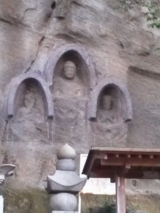 弥谷寺の本堂に向かう途中にある磨崖仏。阿弥陀三尊像。